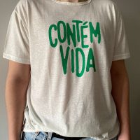 Doe R$ 130 e ganhe uma camiseta masculina branca "Contém Vida"