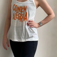 Doe R$ 130 e ganhe uma camiseta regata feminina branca "Contém Alegria"