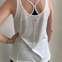 Doe R$ 130 e ganhe uma camiseta regata feminina branca "Contém Alegria" - Image 2