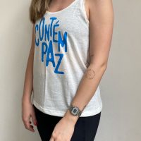 Doe R$ 130 e ganhe uma camiseta regata feminina branca "Contém Paz"