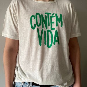Doe R$ 130 e ganhe uma camiseta masculina branca "Contém Vida"