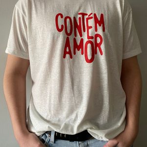 Doe R$ 130 e ganhe uma camiseta masculina branca "Contém Amor"