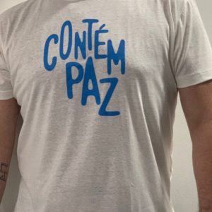 Doe R$ 130 e ganhe uma camiseta masculina branca "Contém Paz"